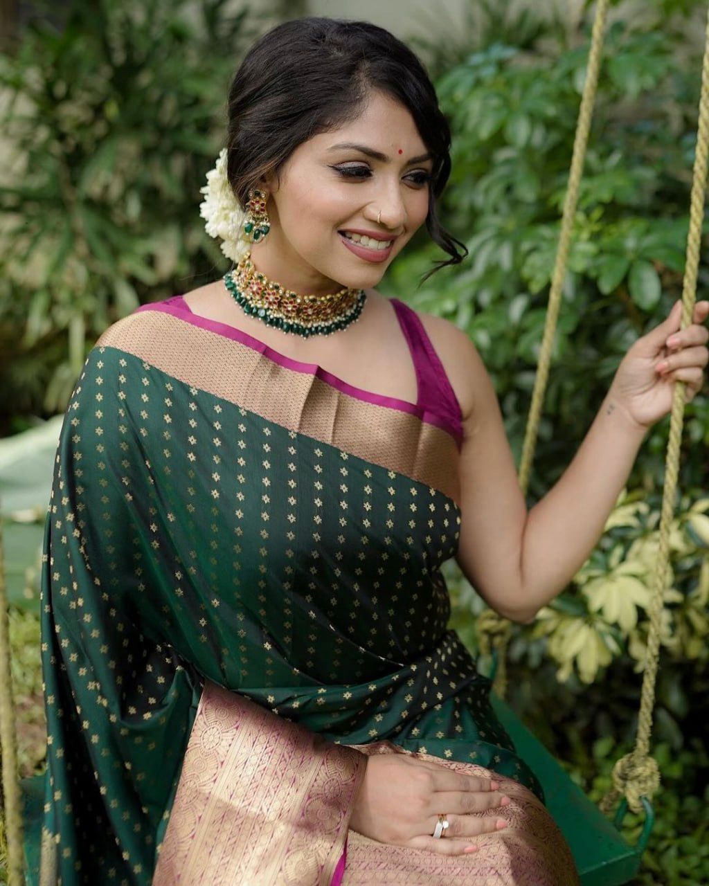 Exquisite Kanjivaram Silk Saree for Women - Elegant Green Sari with Blouse Piece - 5.5 Mtr Party Wear for Festivals, Weddings, and Evening Events